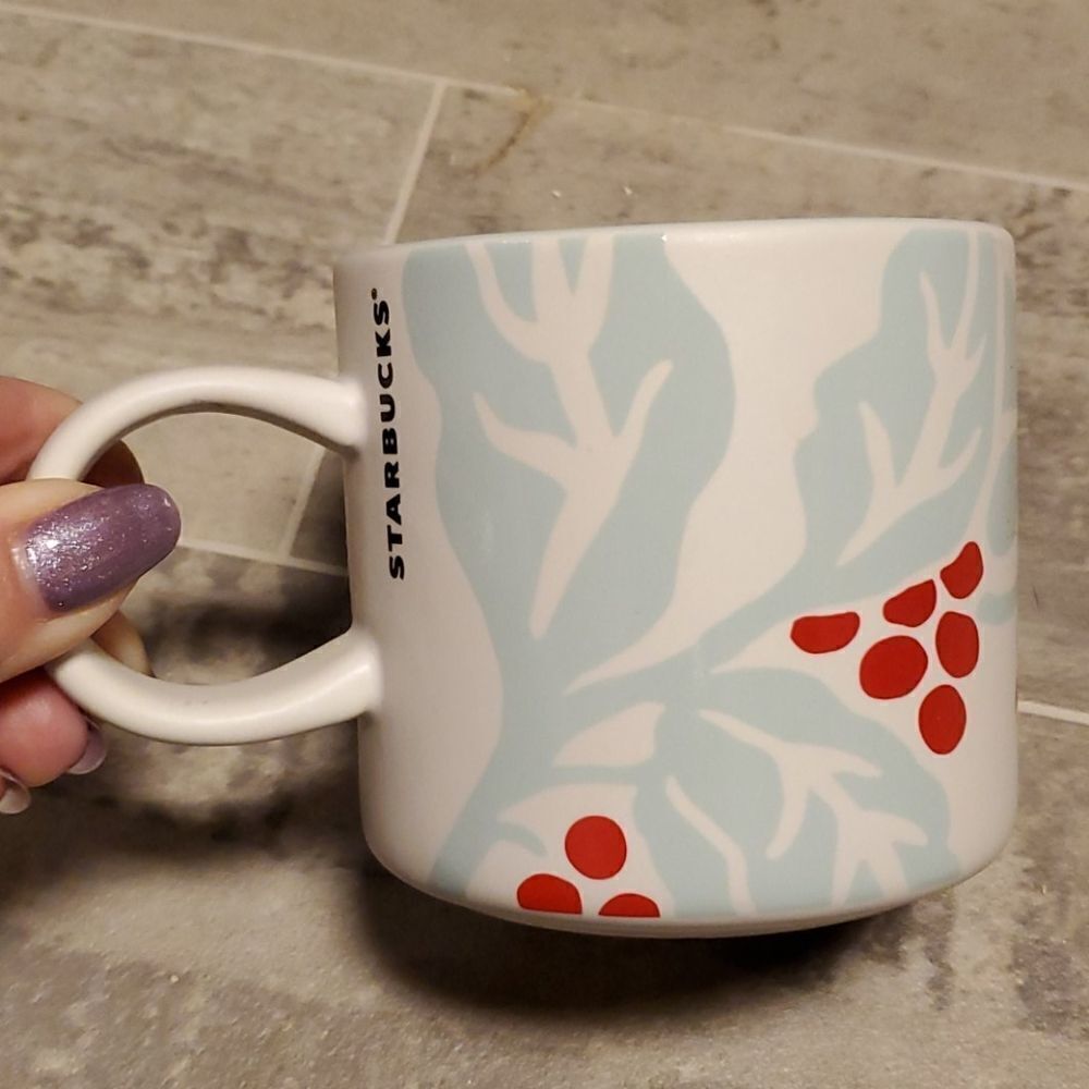 GUC Starbucks 2018 Blue/White Holly Mug